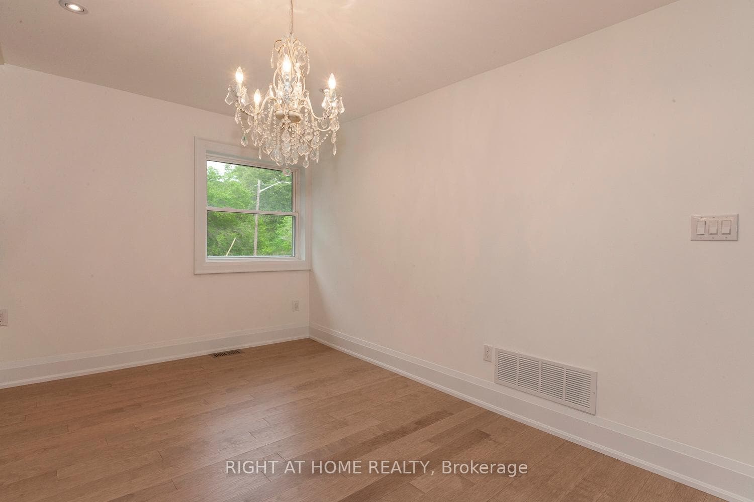1627 Glenburnie Road photo 8