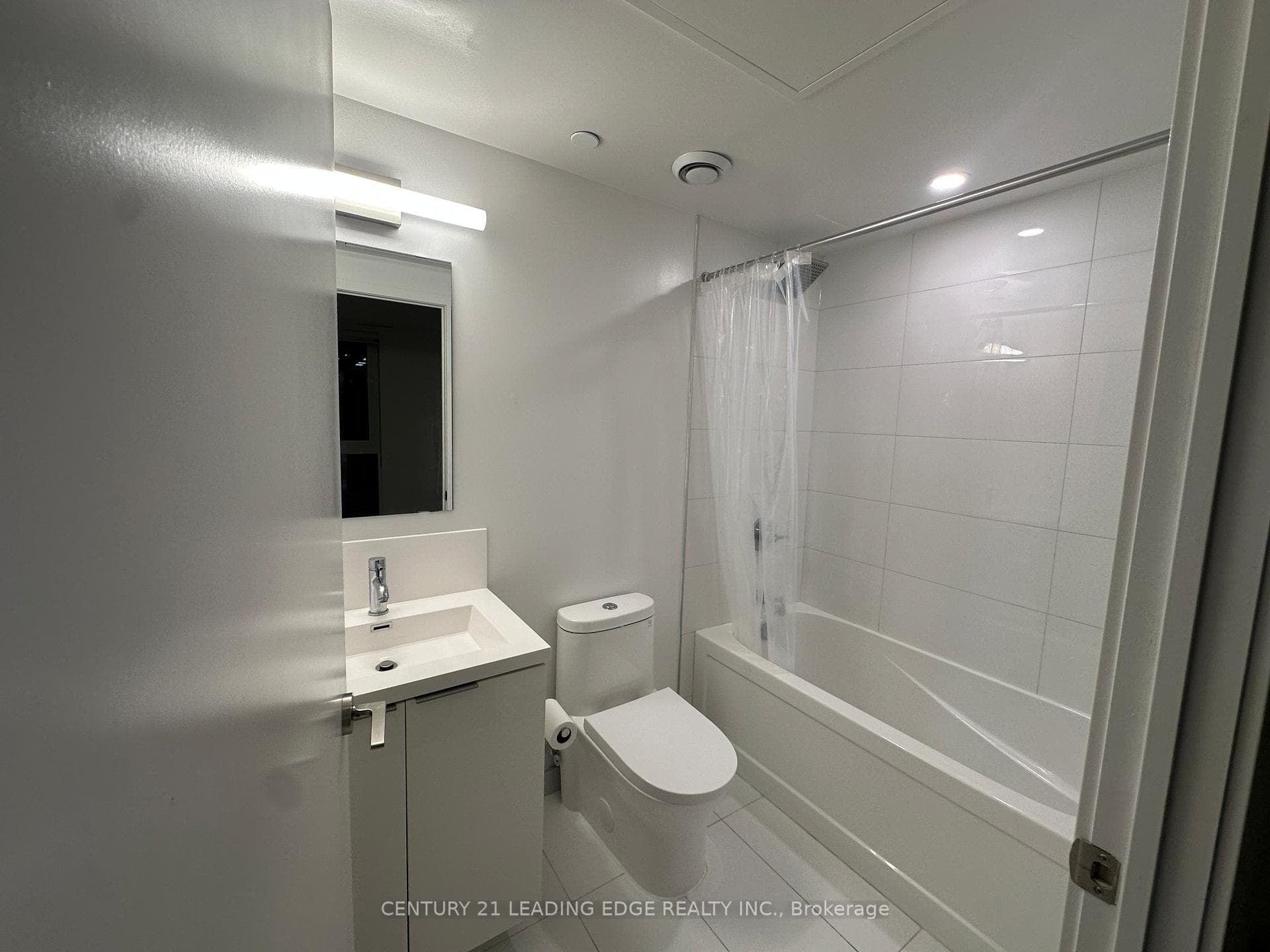 230 Simcoe Street Unit 725 photo 6
