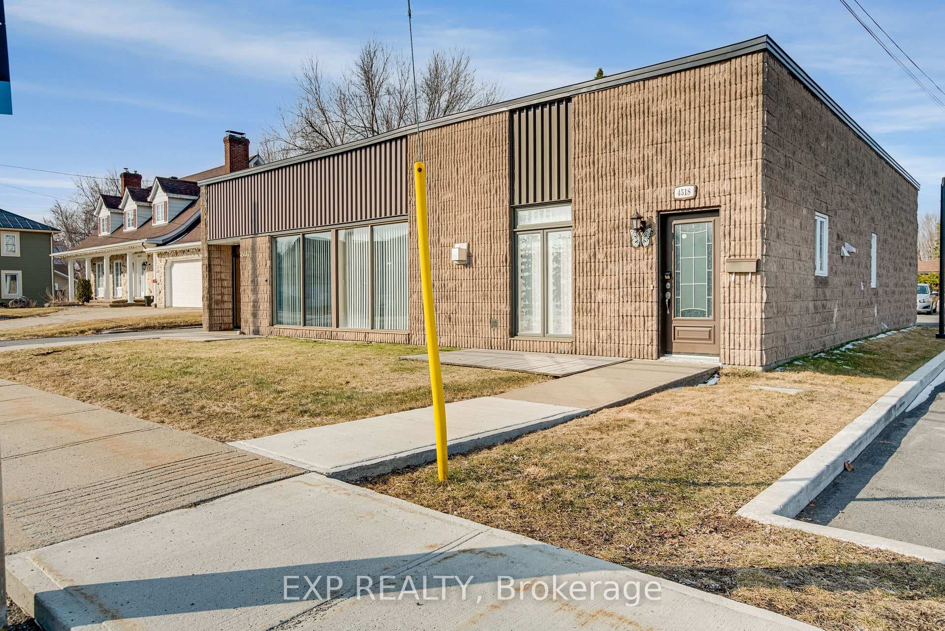 4518 Ste Catherine Street photo 2