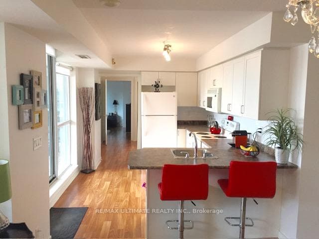 76 Shuter Street Unit 809 photo 5