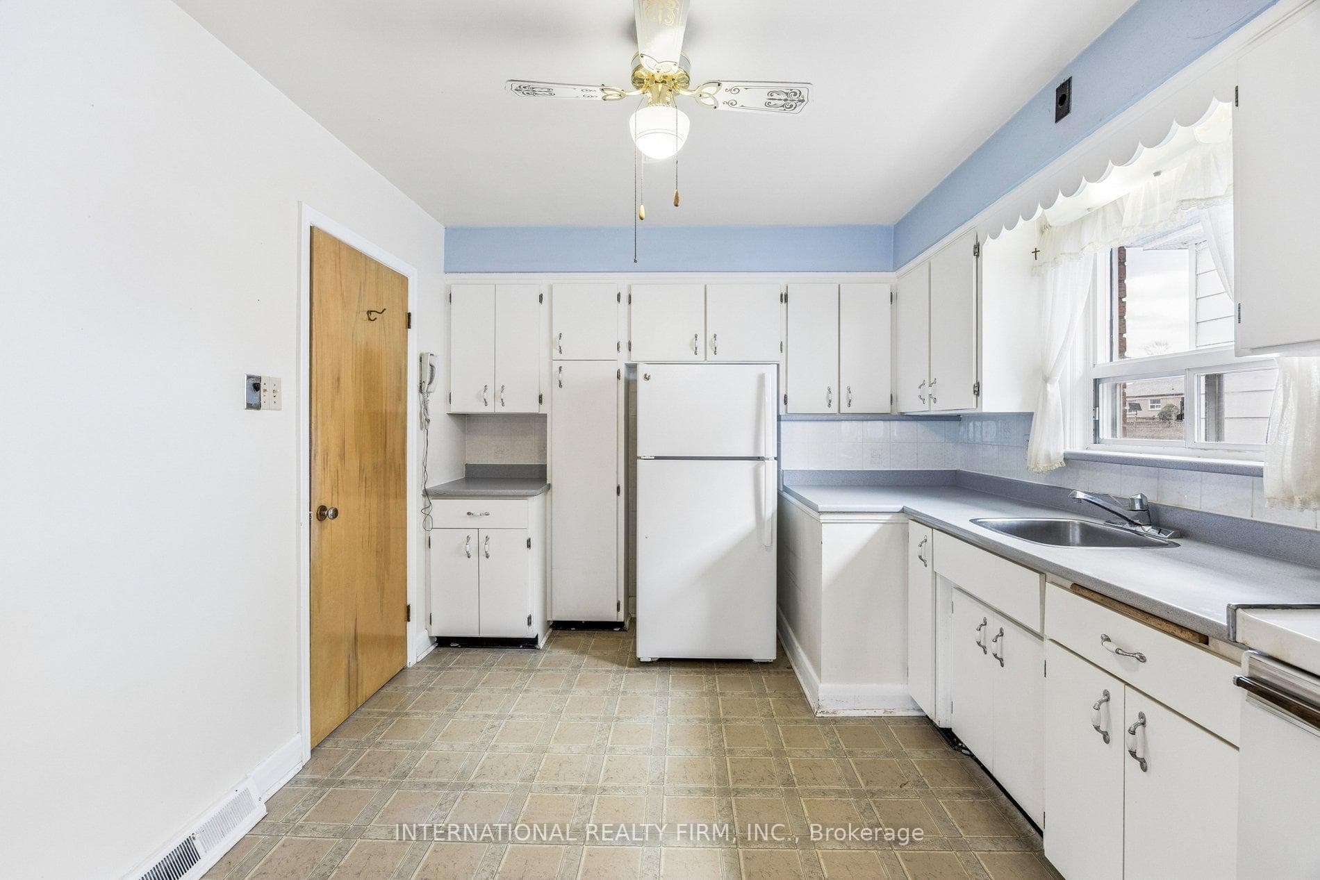 131 Brenda Crescent photo 17