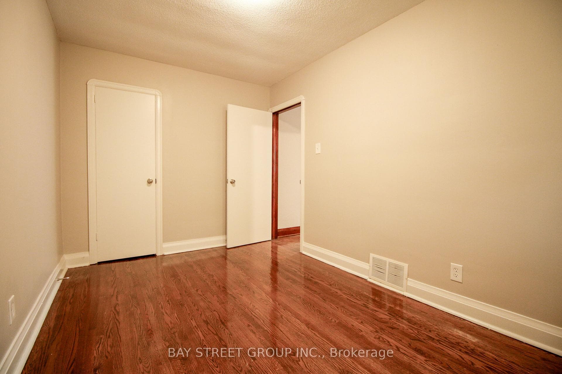 946 Eglinton Avenue photo 17