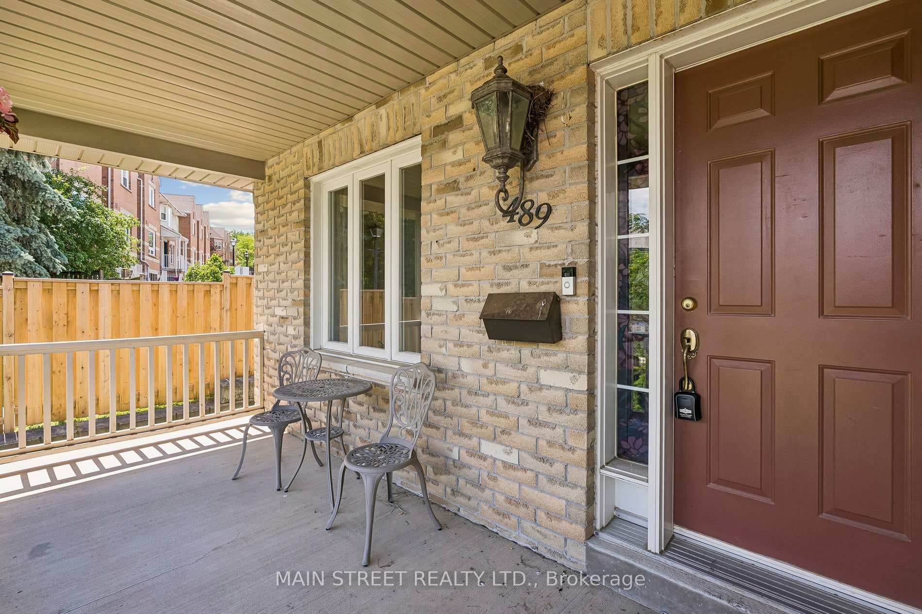 489 Cody Crescent photo 3
