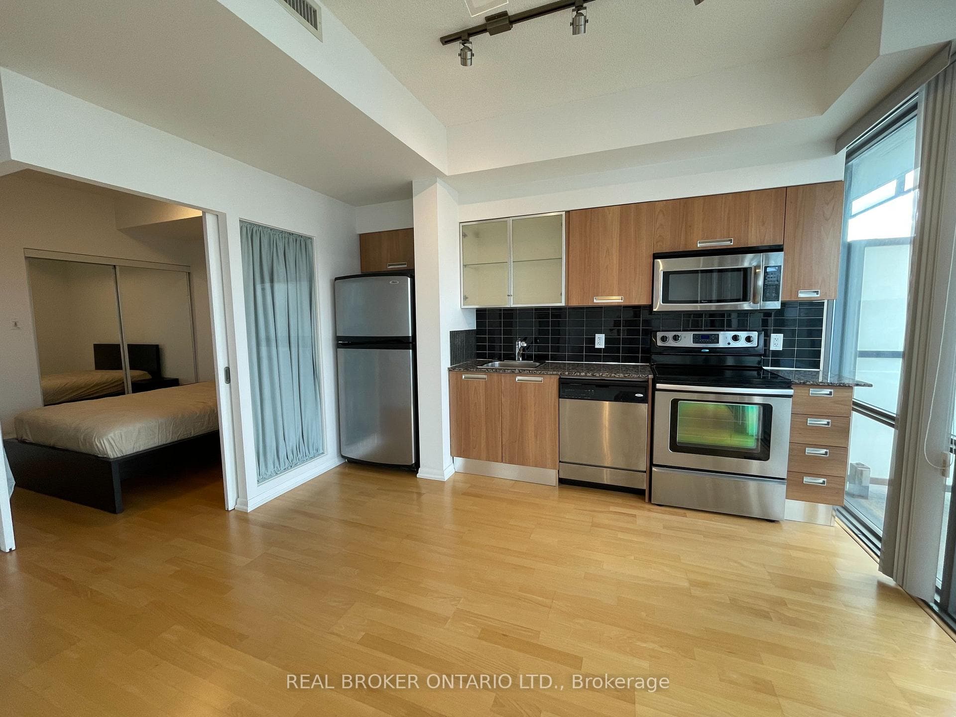 37 Grosvenor Street Unit 3105 photo 5