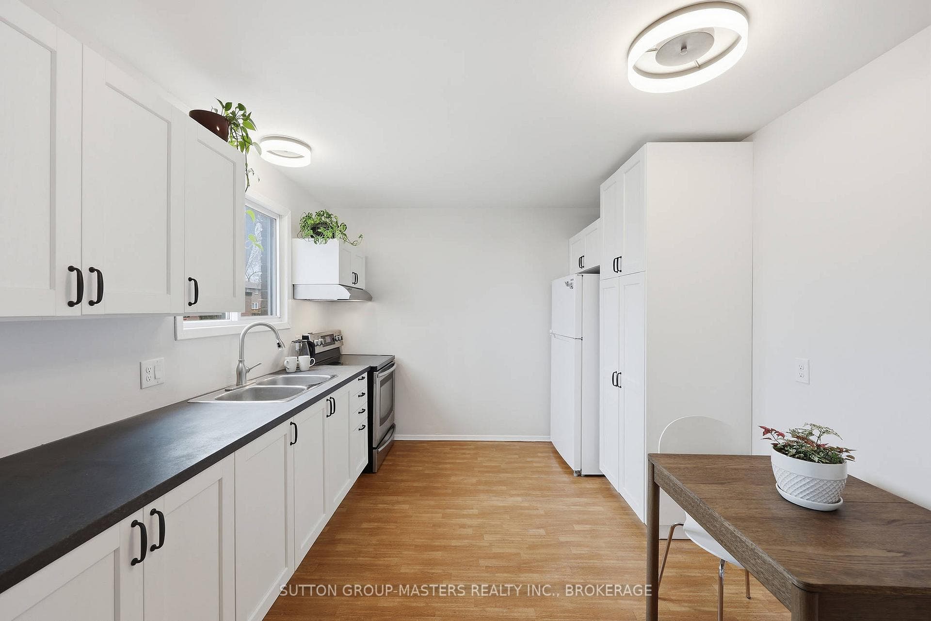 182 Rosemund Crescent photo 11