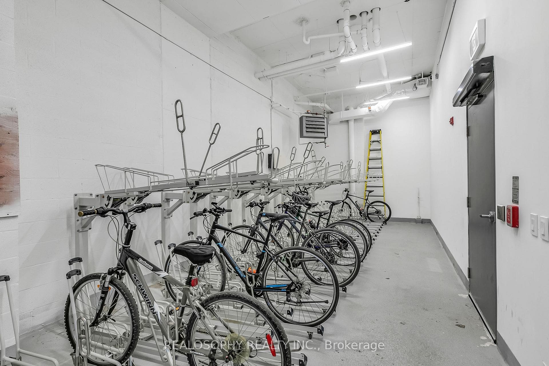115 Larchmount Avenue Unit 208 photo 21