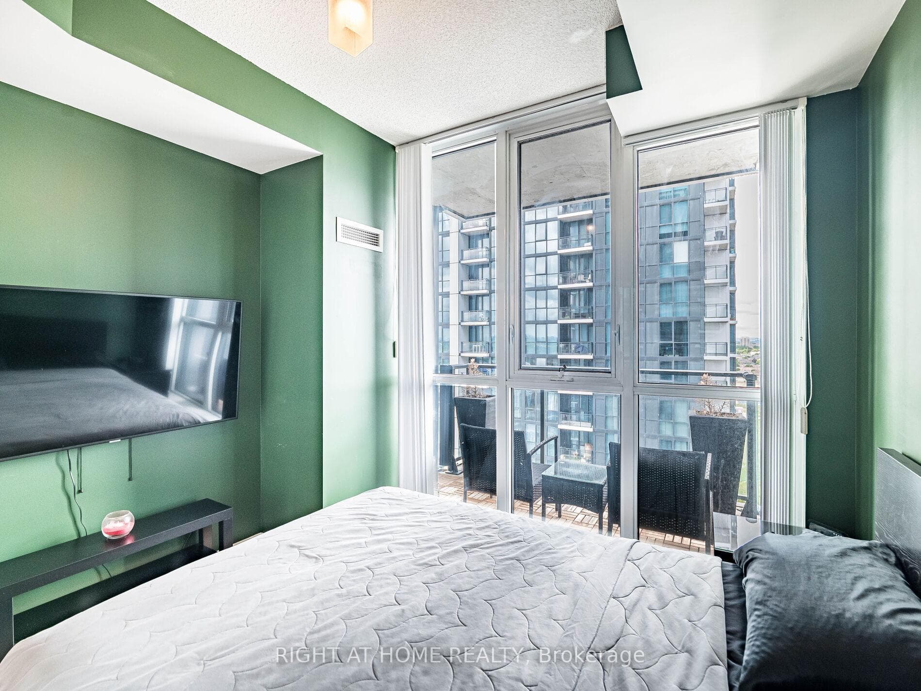 55 Eglinton Avenue Unit 1301 photo 25