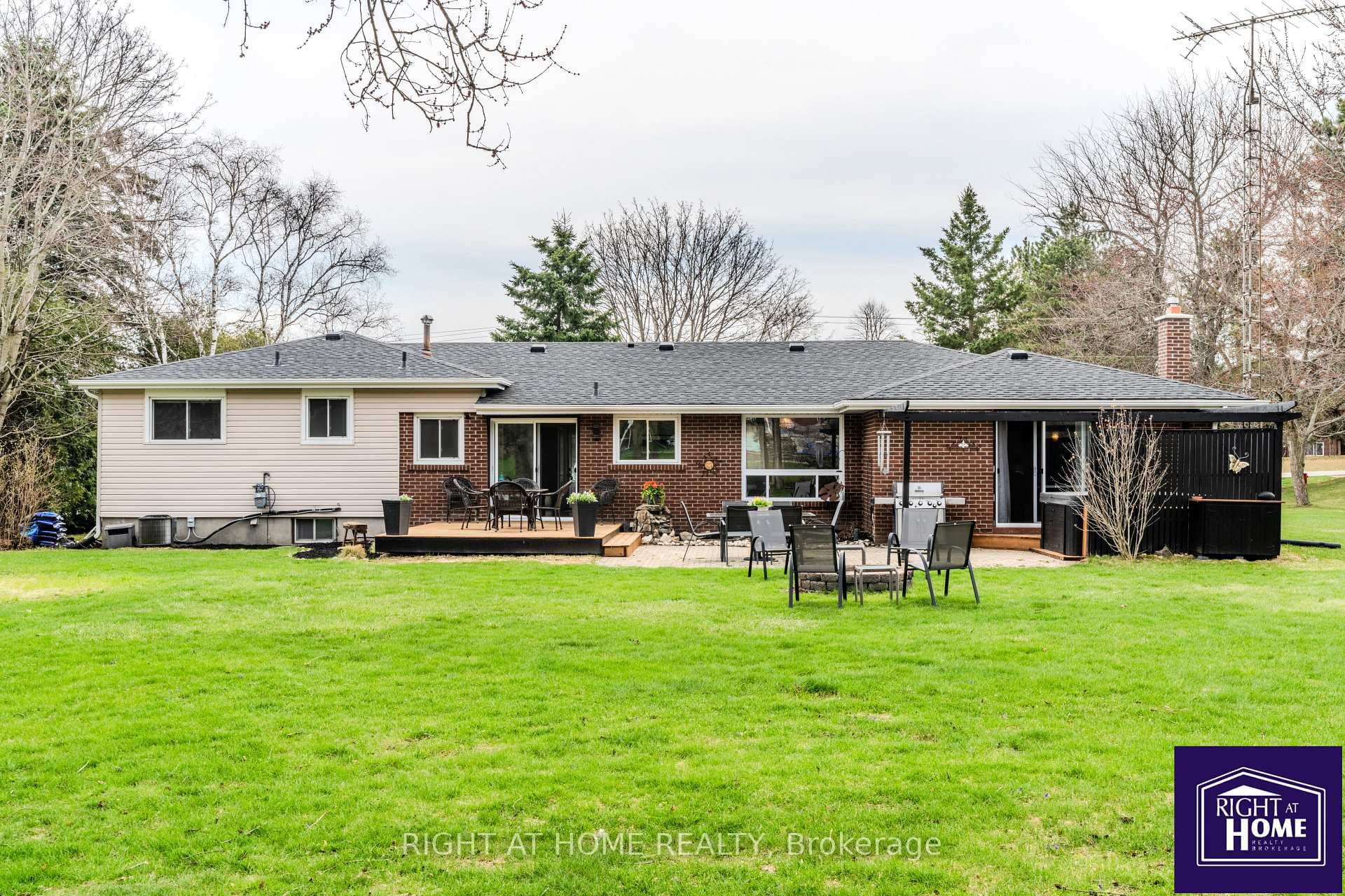 1647 Spruce Drive photo 2