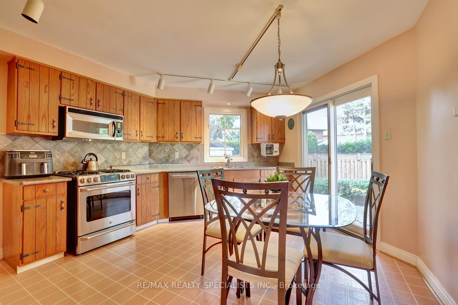 2542 King Richards Place photo 8