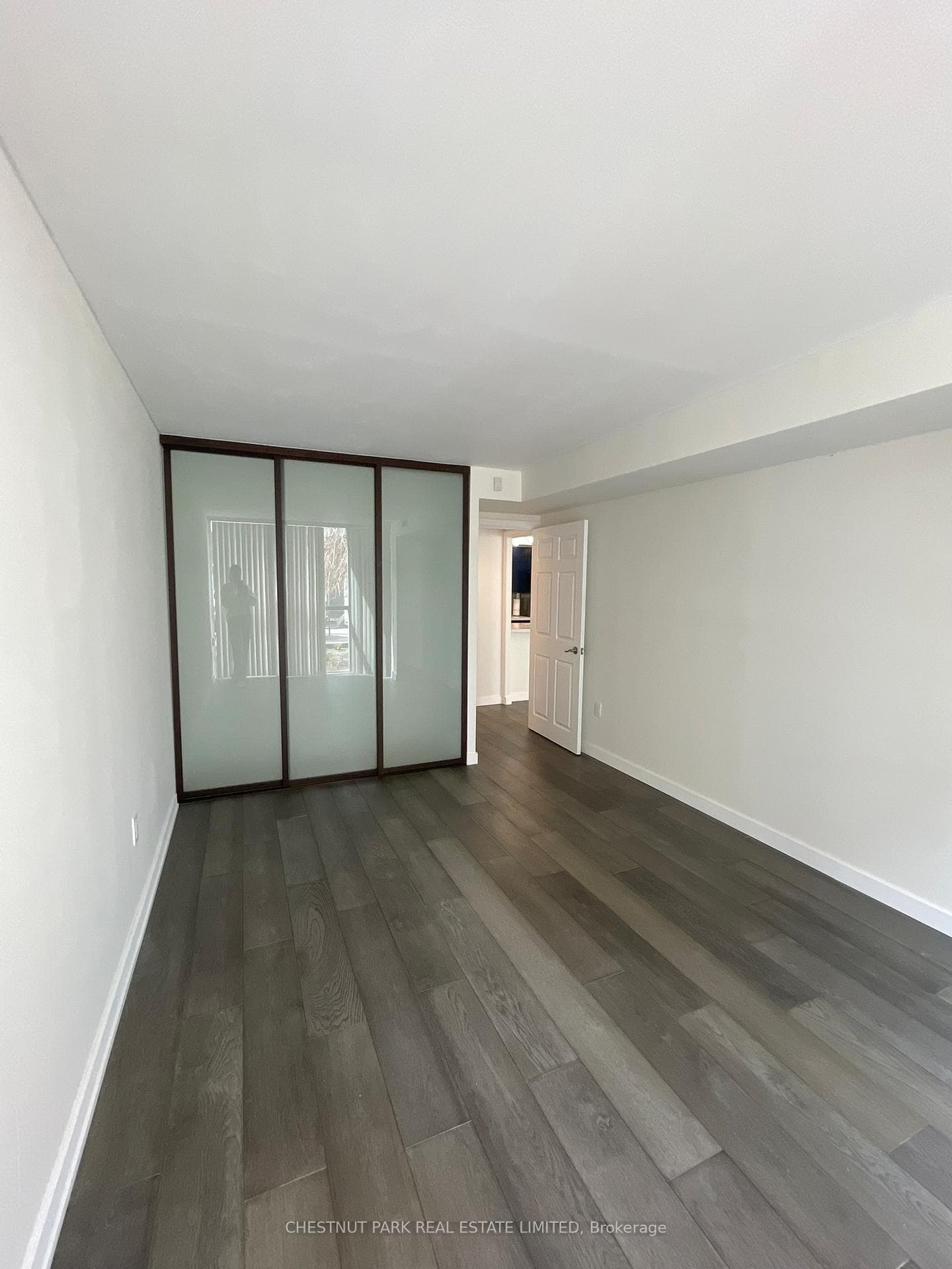 Spacious primary bedroom !