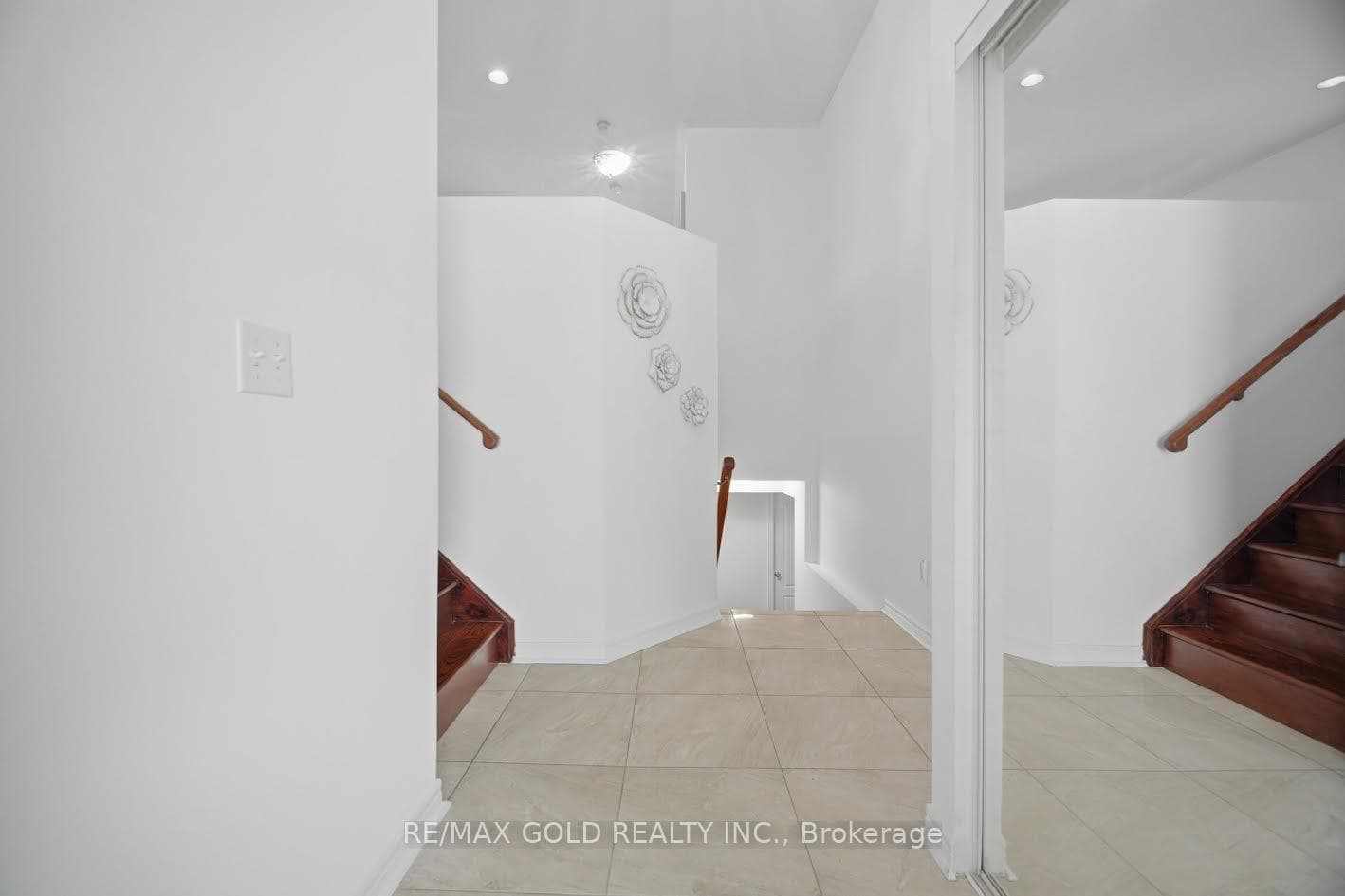 25 Treeline Boulevard photo 8