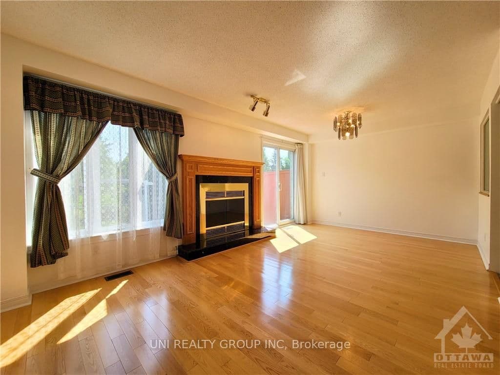 96 WESTPOINTE Crescent photo 7