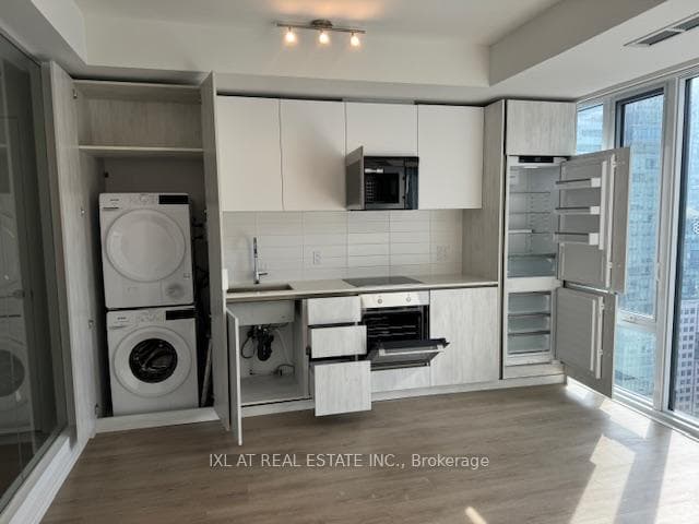 28 Widmer Street Unit 3721 photo 2