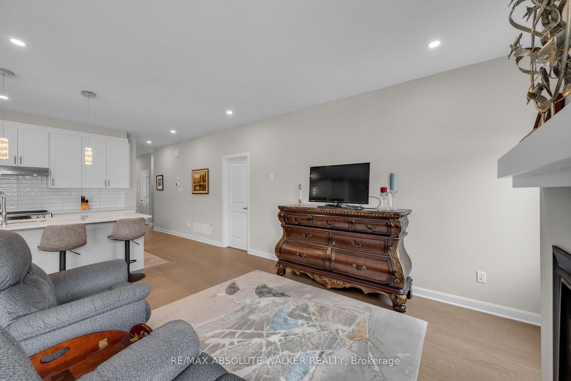 860 Companion Crescent photo 11