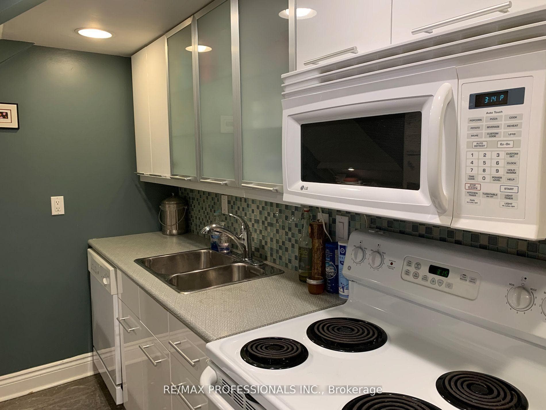 347 Sorauren Avenue Unit 212 photo 4