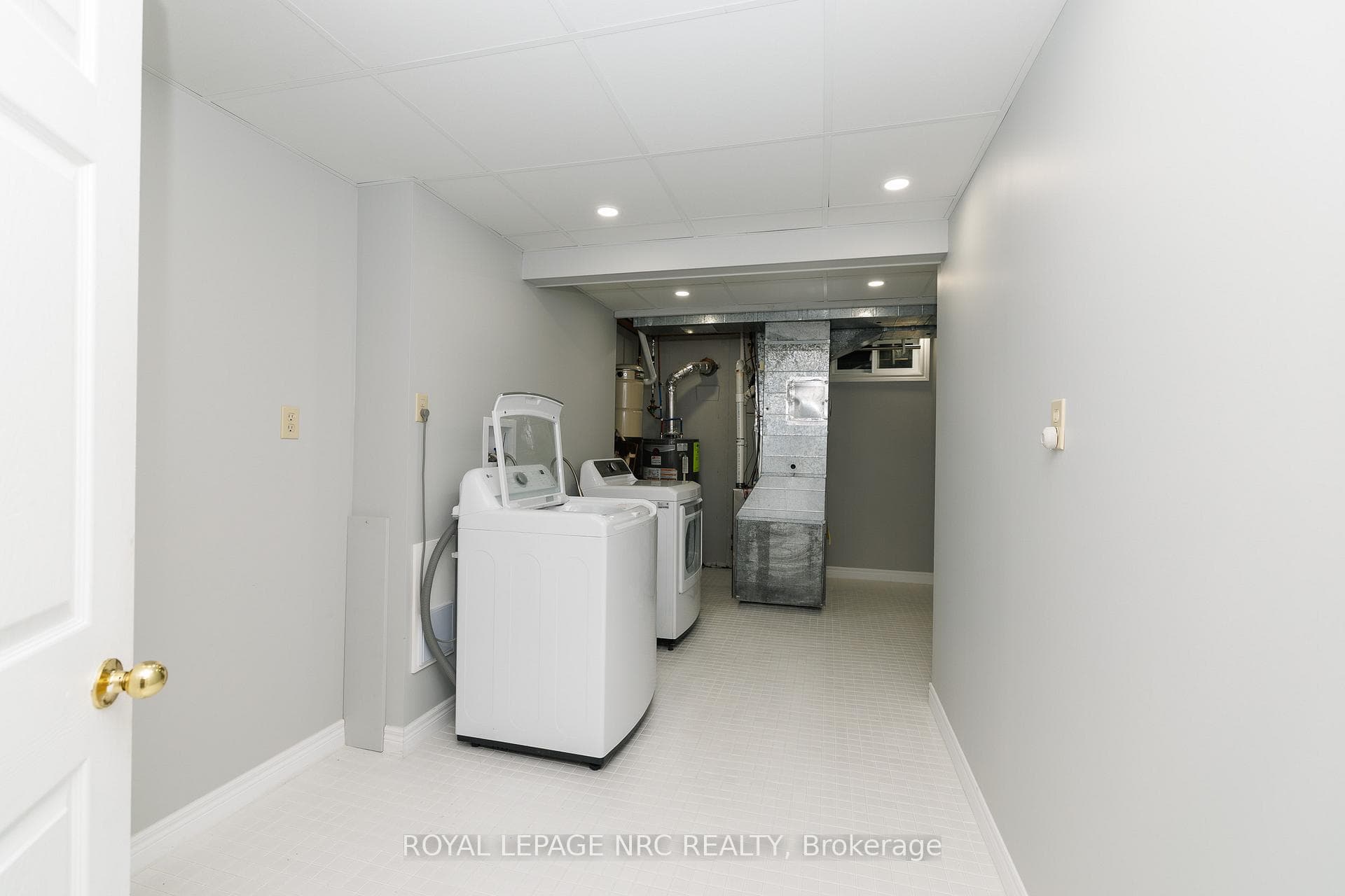 BEAUTIFULLY TILED LAUNDRY/UTILITY ROOM