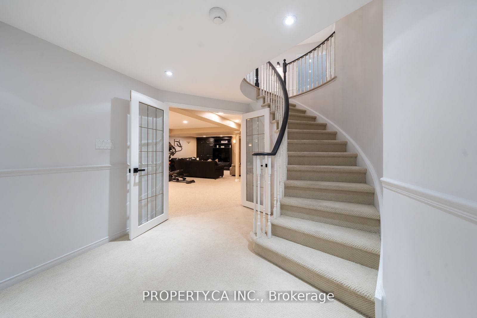 204 Beverley Glen Boulevard photo 29