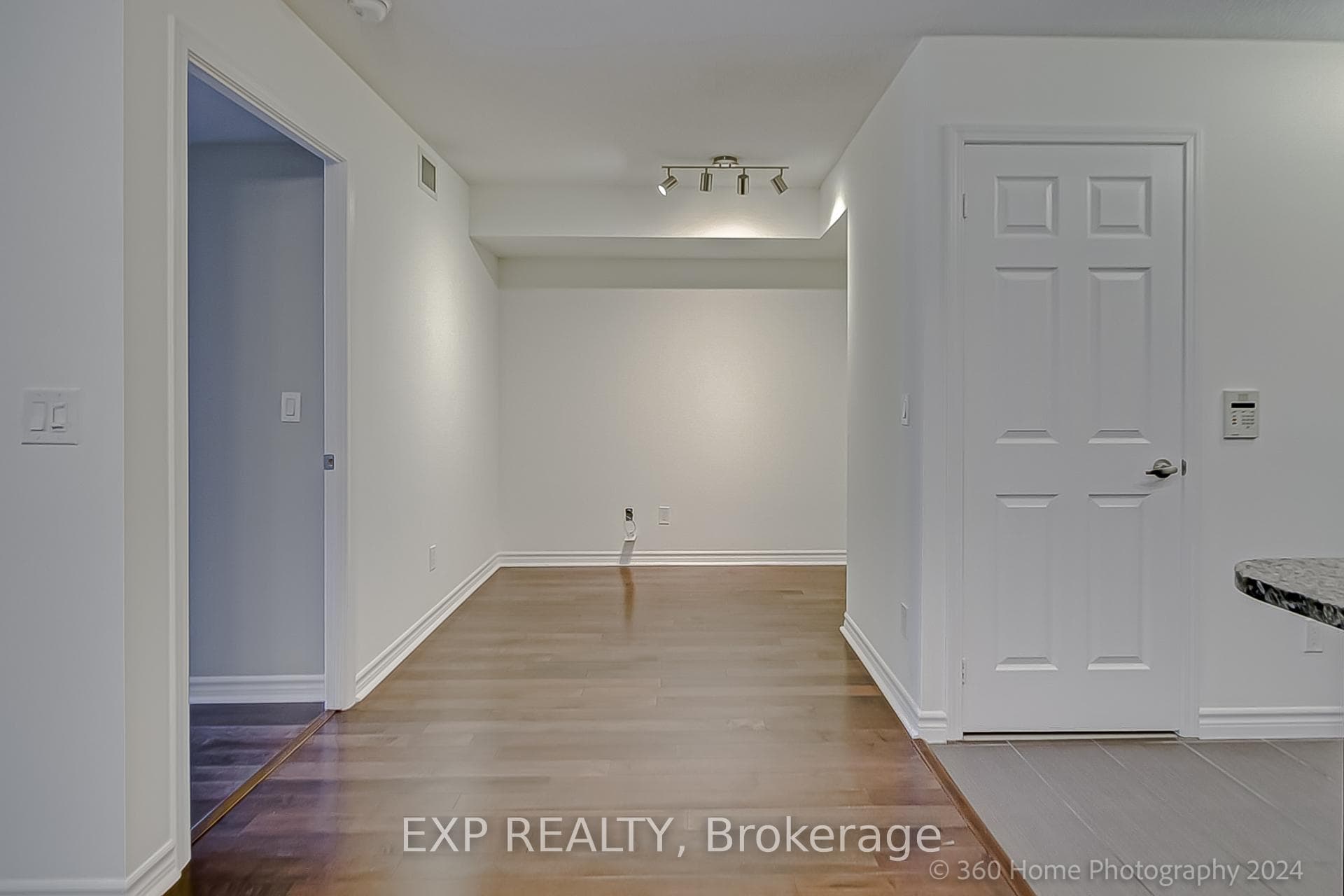 25 Lower Simcoe Street Unit 1220 photo 11
