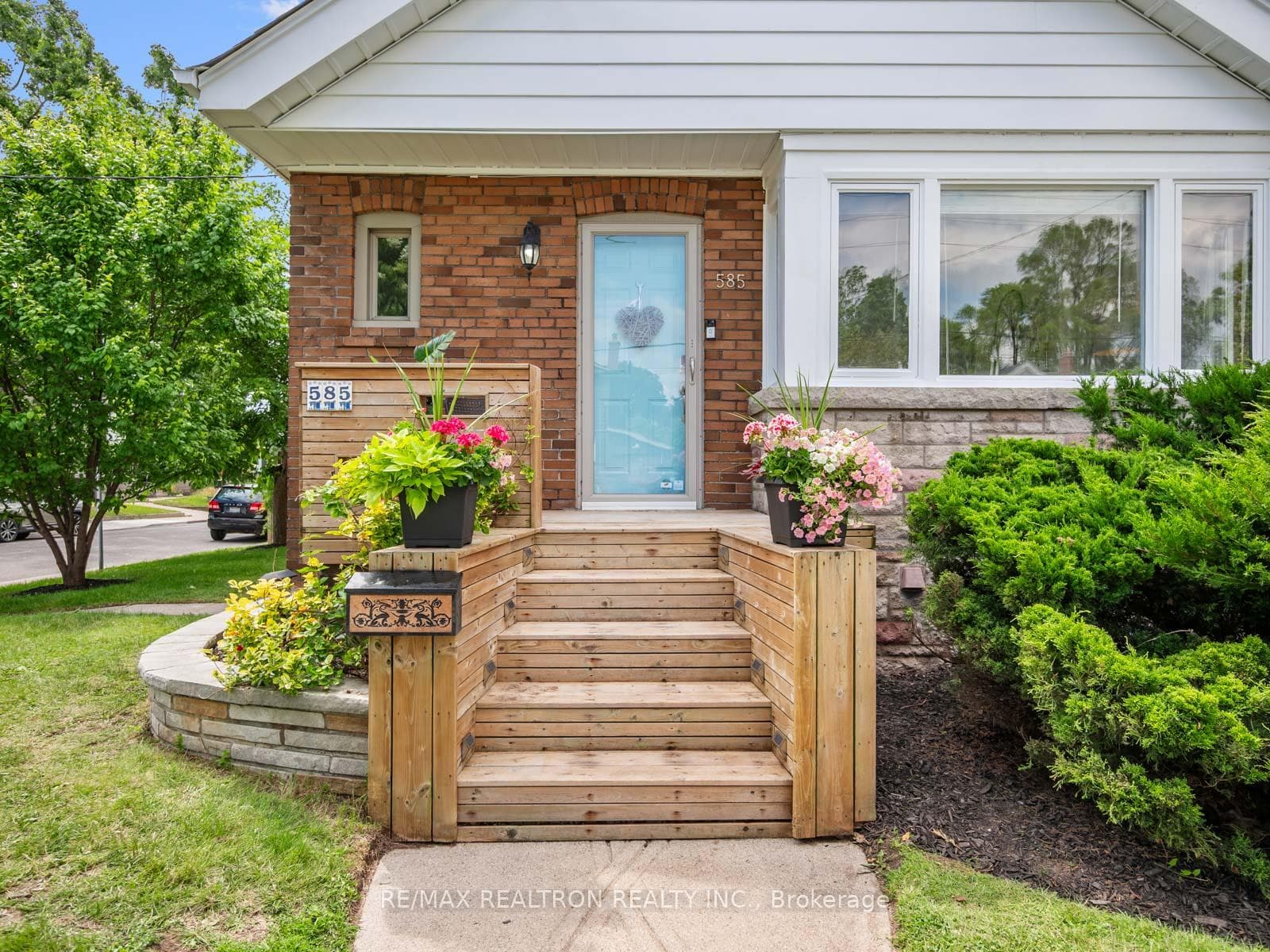 585 O'Connor Drive photo 2