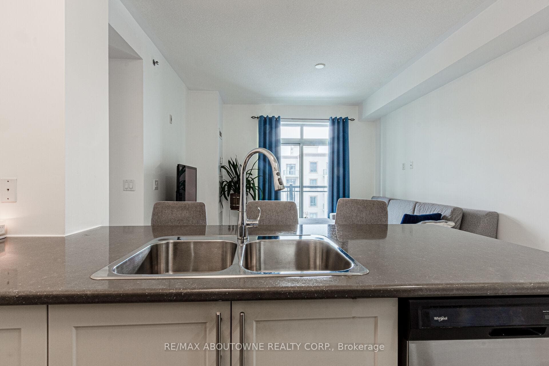 2486 Old Bronte Road Unit 703 photo 8