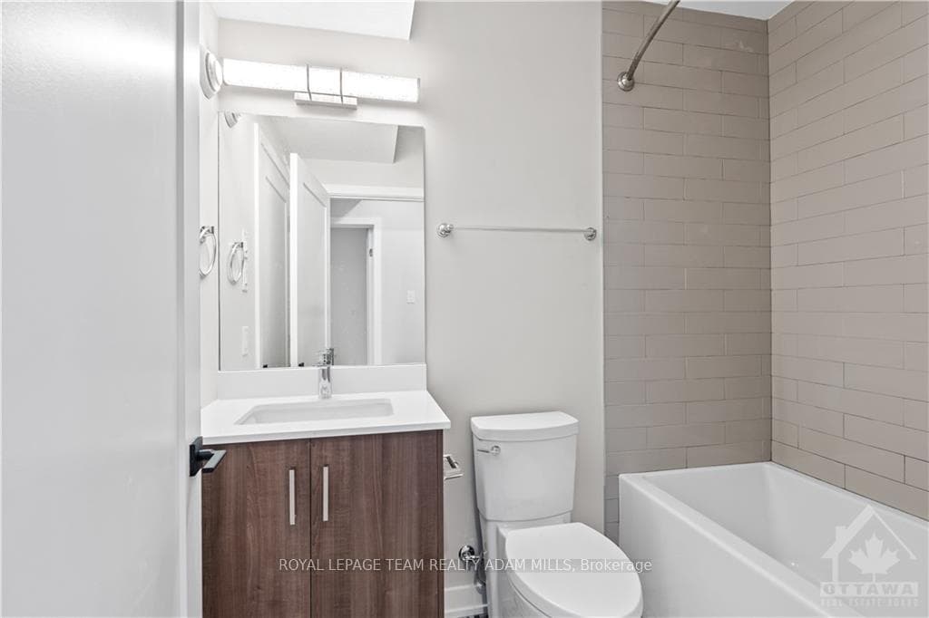 306 LANARK Avenue Unit B photo 13