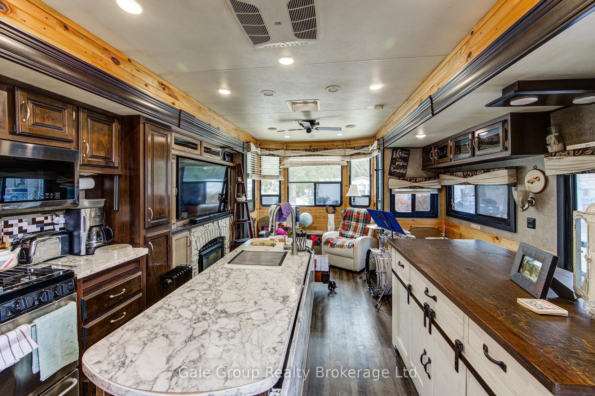 495856 10th Line Unit 92 photo 6