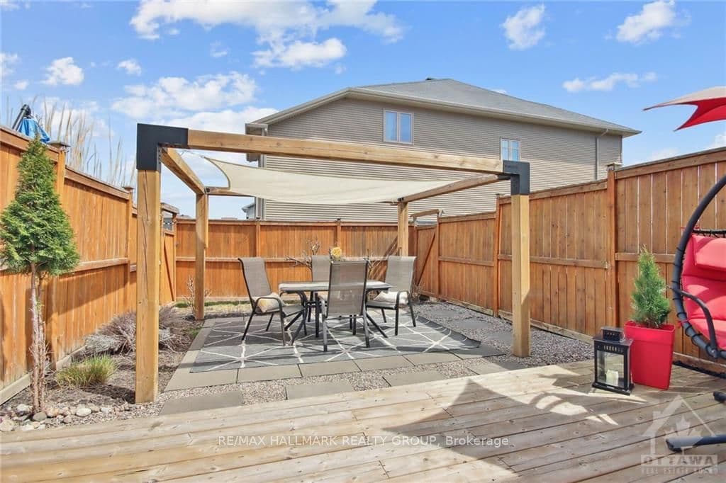709 BOWERCREST Crescent photo 12