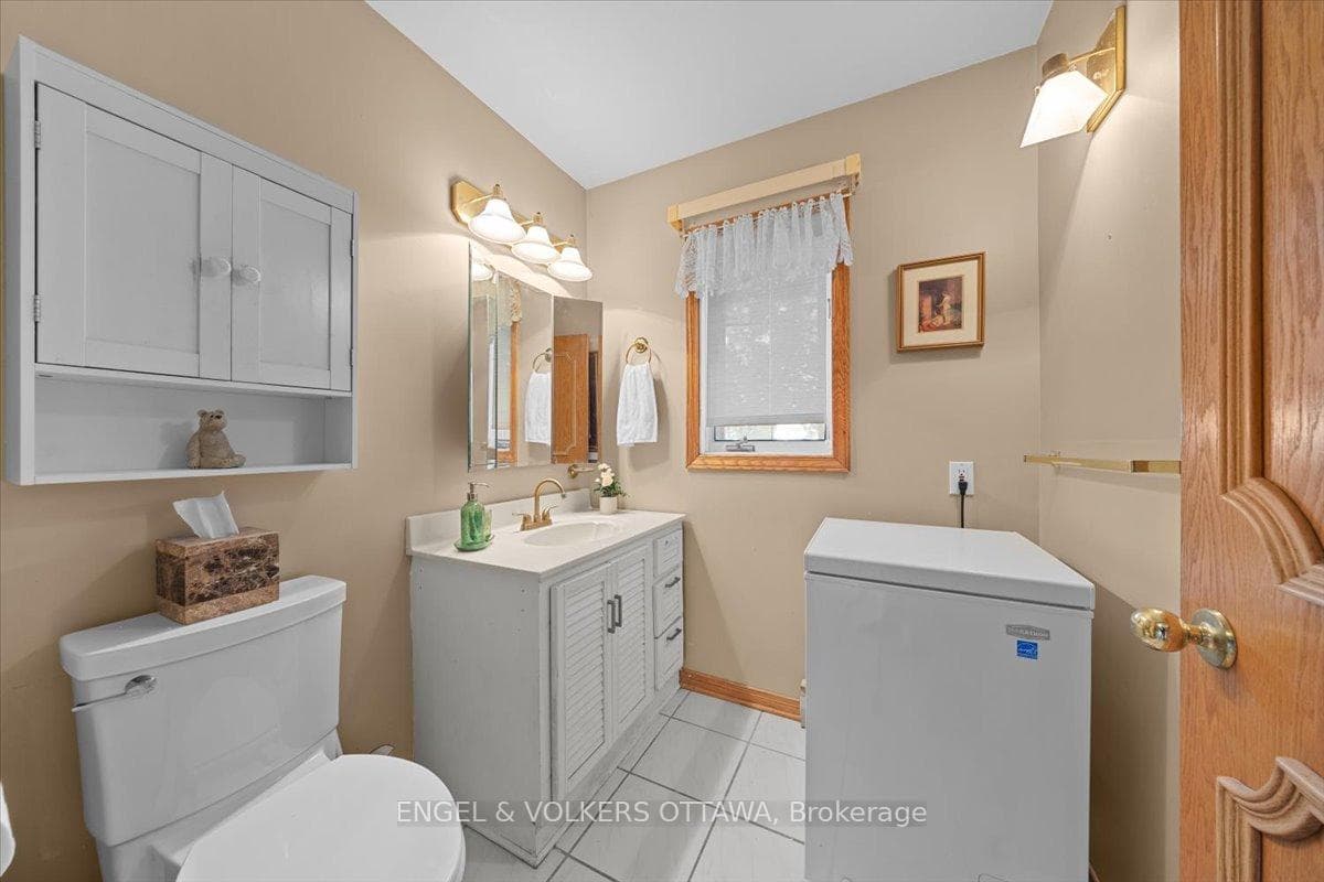 528 St Lawrence Street photo 39