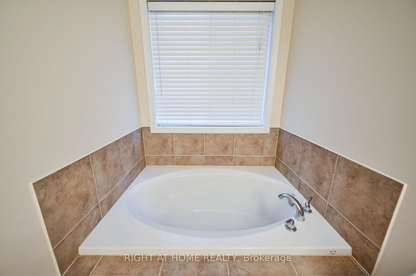 842 Luxton Drive photo 22