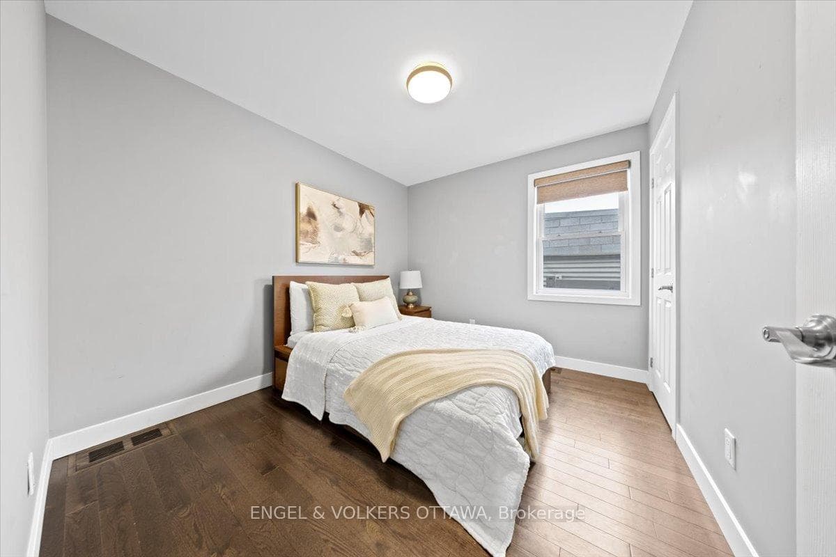 1005 Gold Crescent photo 21