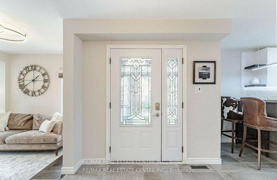 2046 Glenada Crescent photo 5