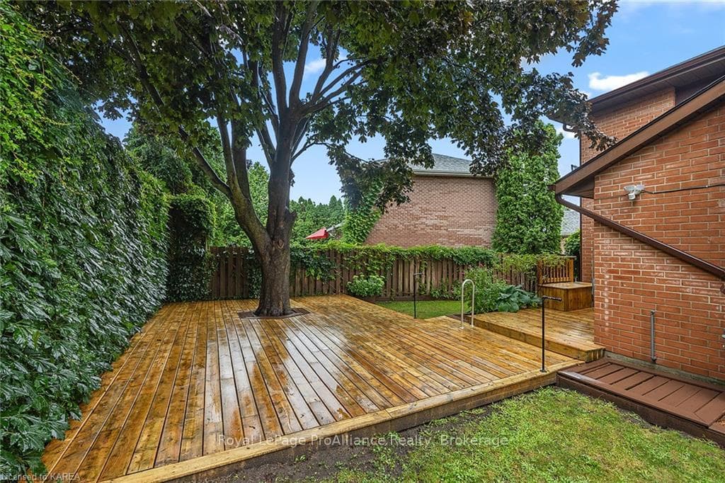 14 BALMORAL Court photo 37