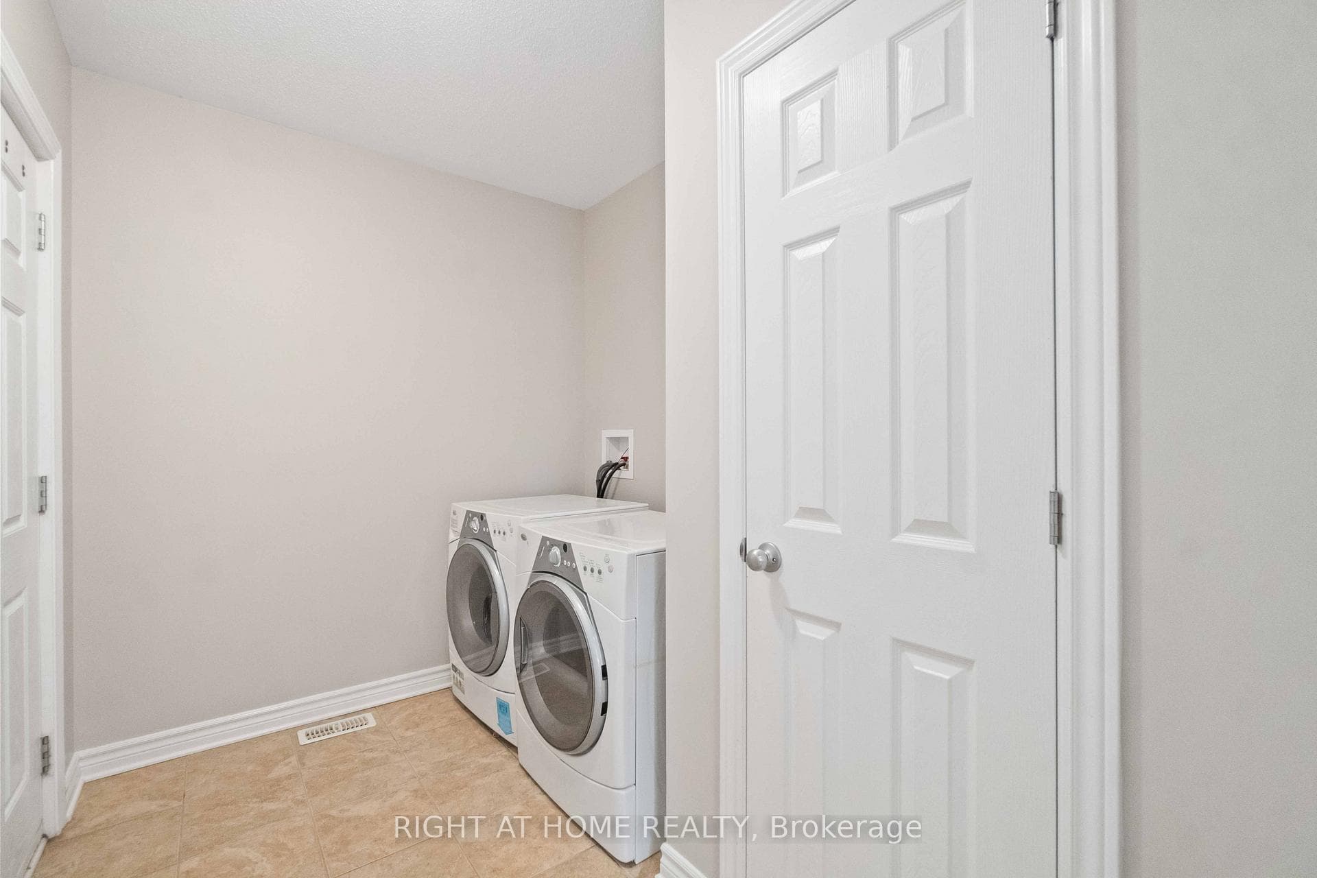 135 Piazza Circle photo 12