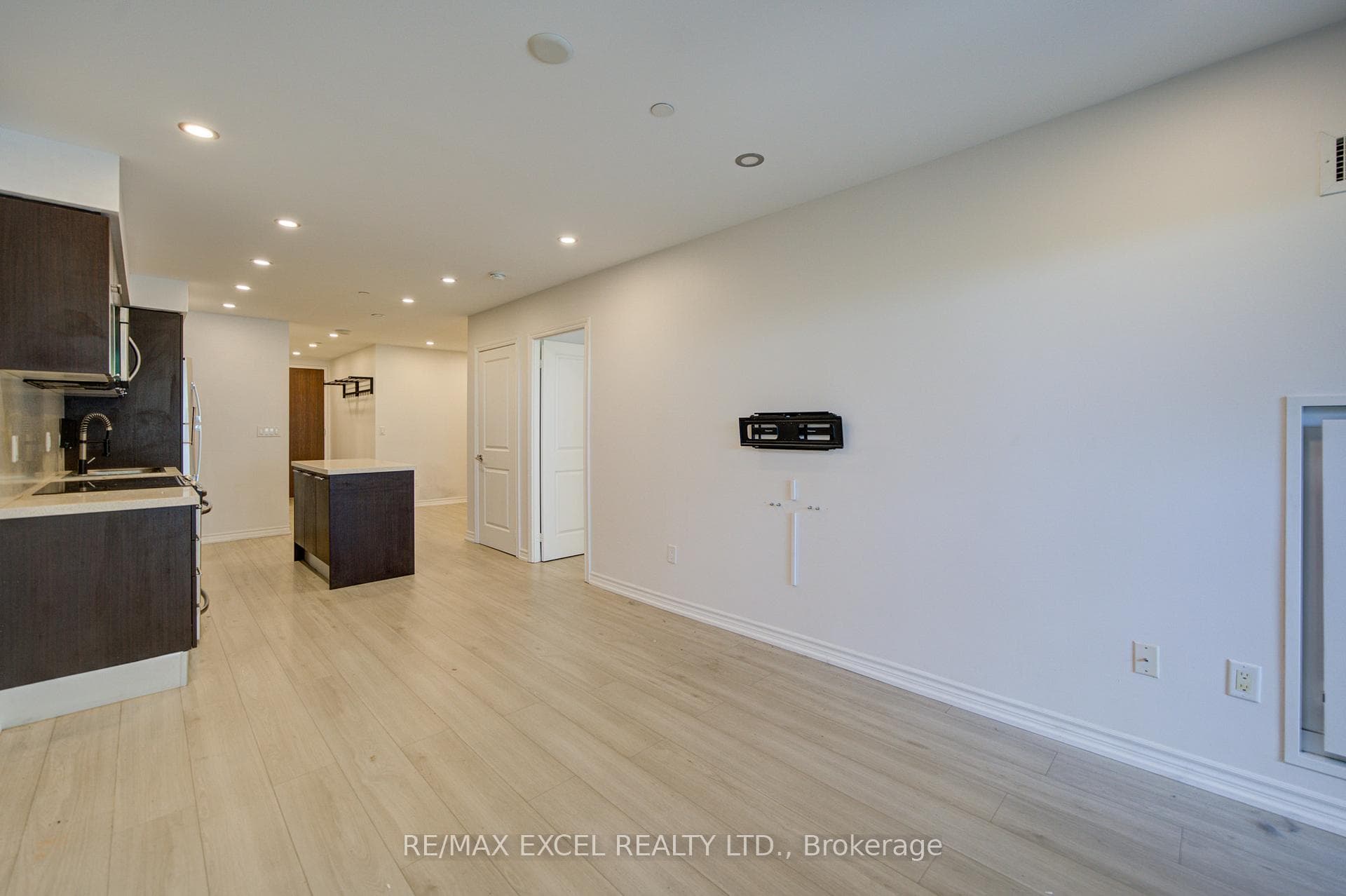 386 Yonge Street Unit 503 photo 30