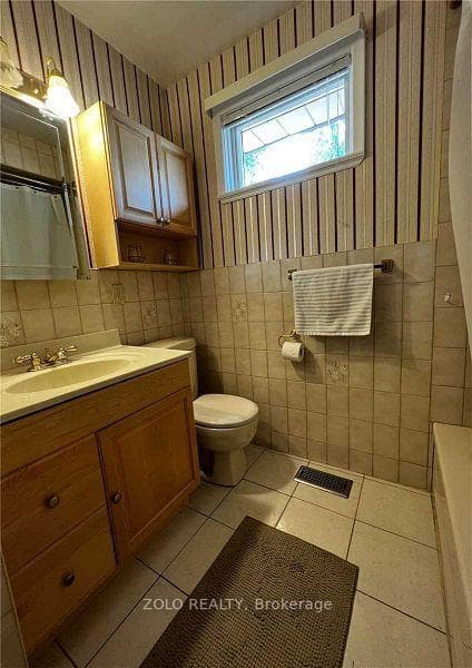 346 Wenlock Ave. Avenue Unit Main Floor photo 9