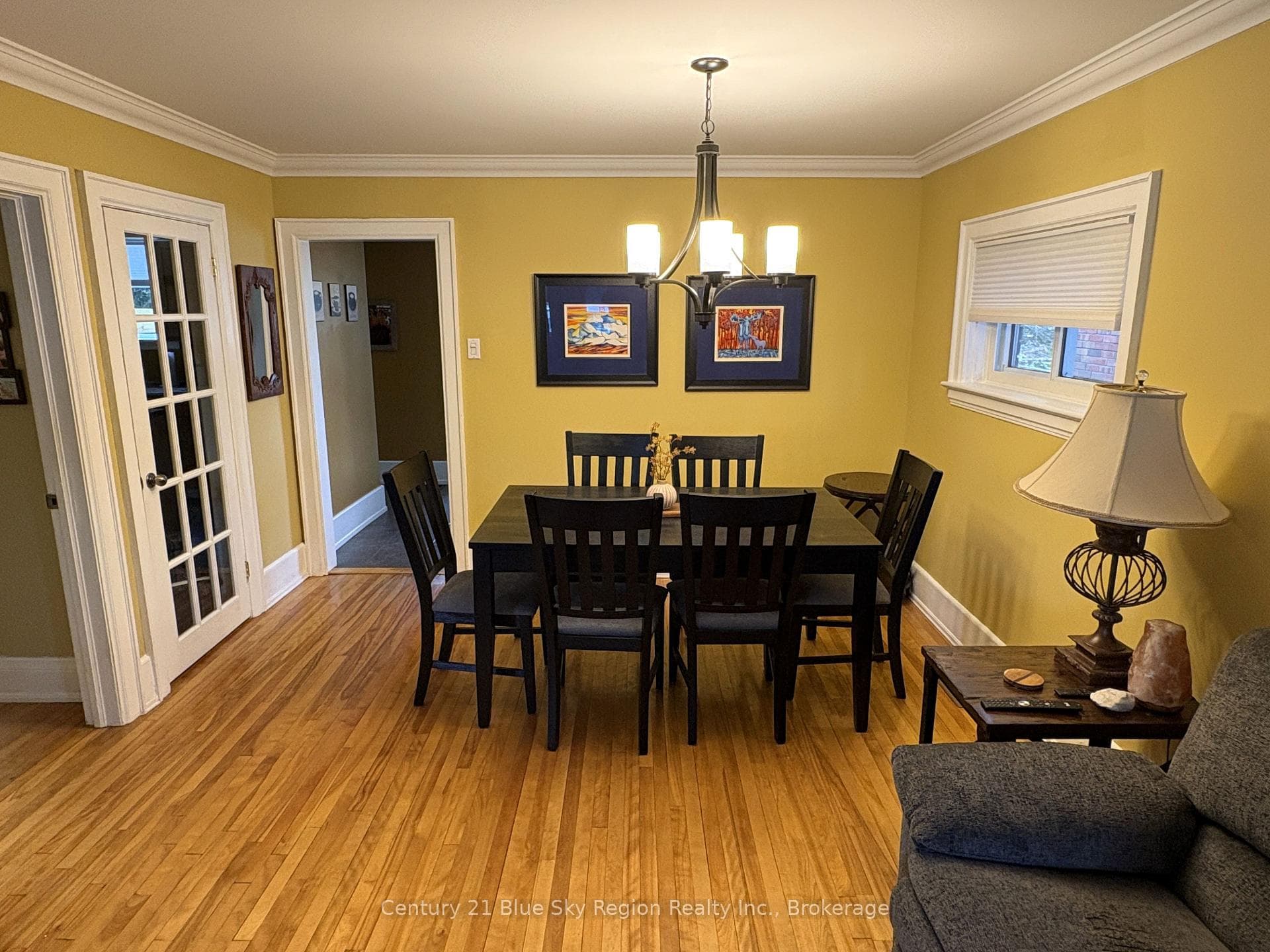 Dining room w hardwood floors, crown moulding