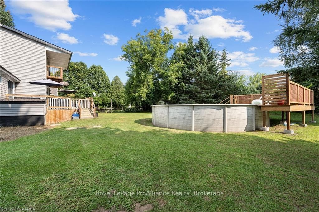 6083 BANK Street photo 32