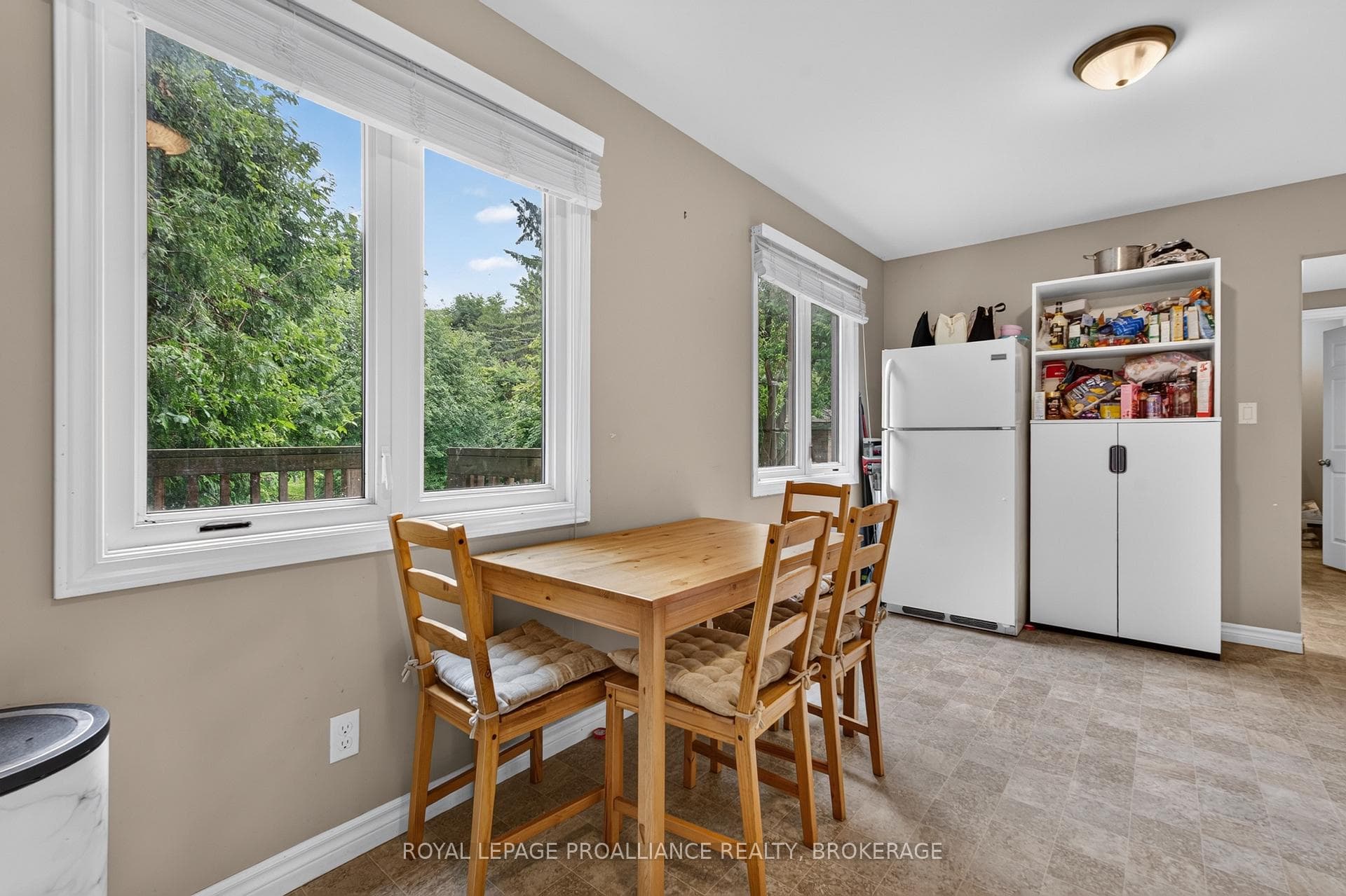 251 Yonge Street photo 9