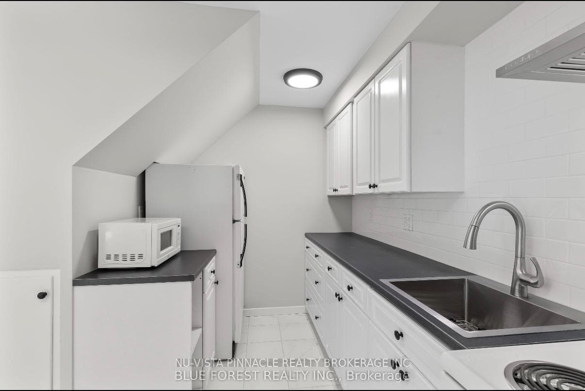 7065 Longwoods Road Unit UPPER photo 9