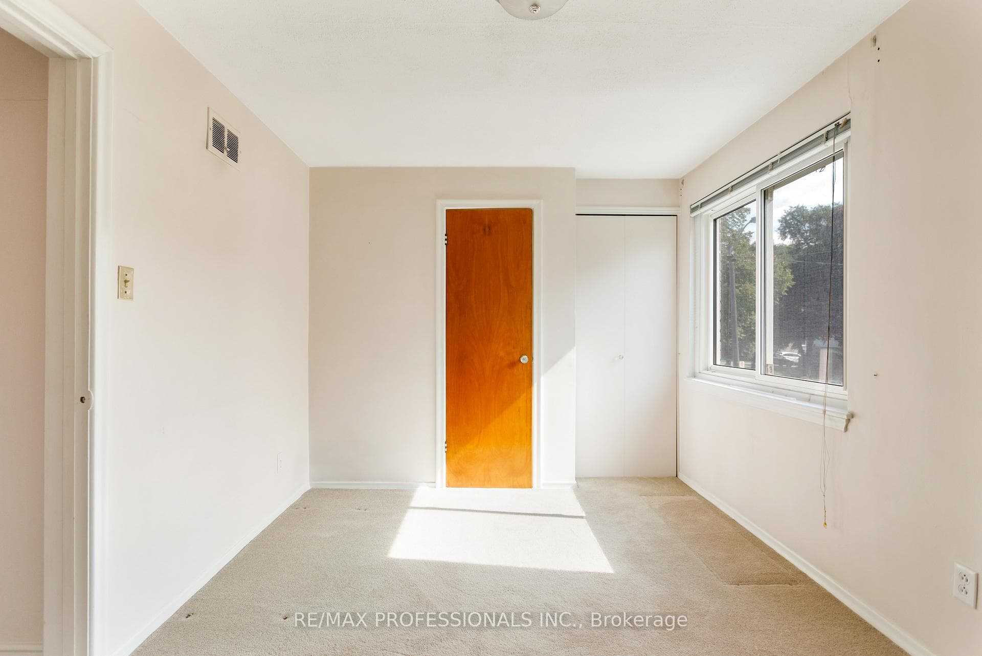 38 Van Stassen Boulevard photo 27