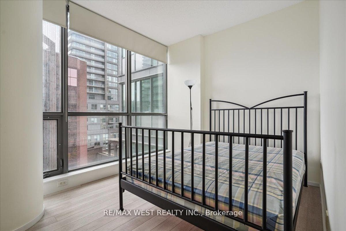 8 Charlotte Street Unit 1106 photo 4