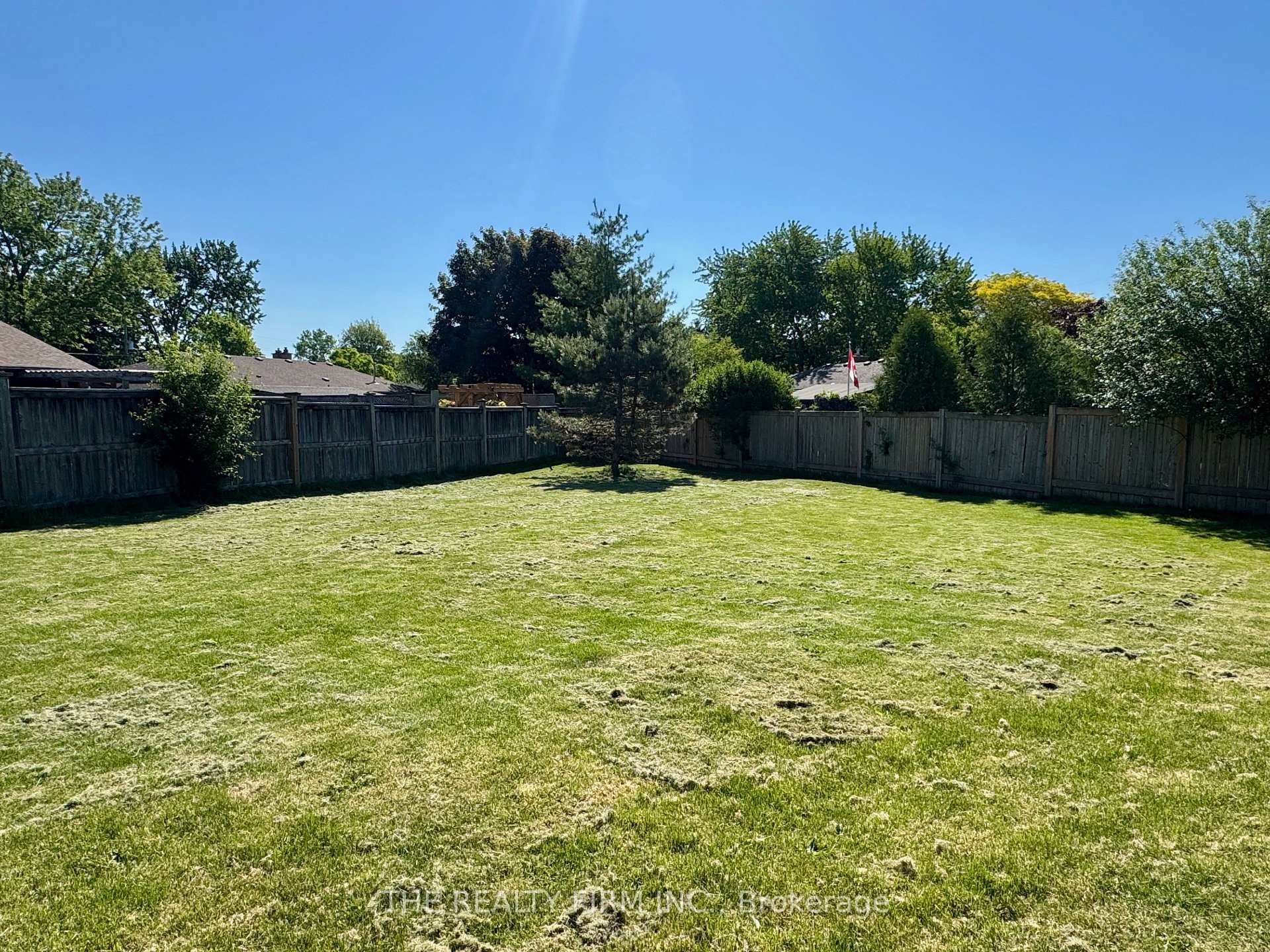 571 Everglade Crescent photo 32