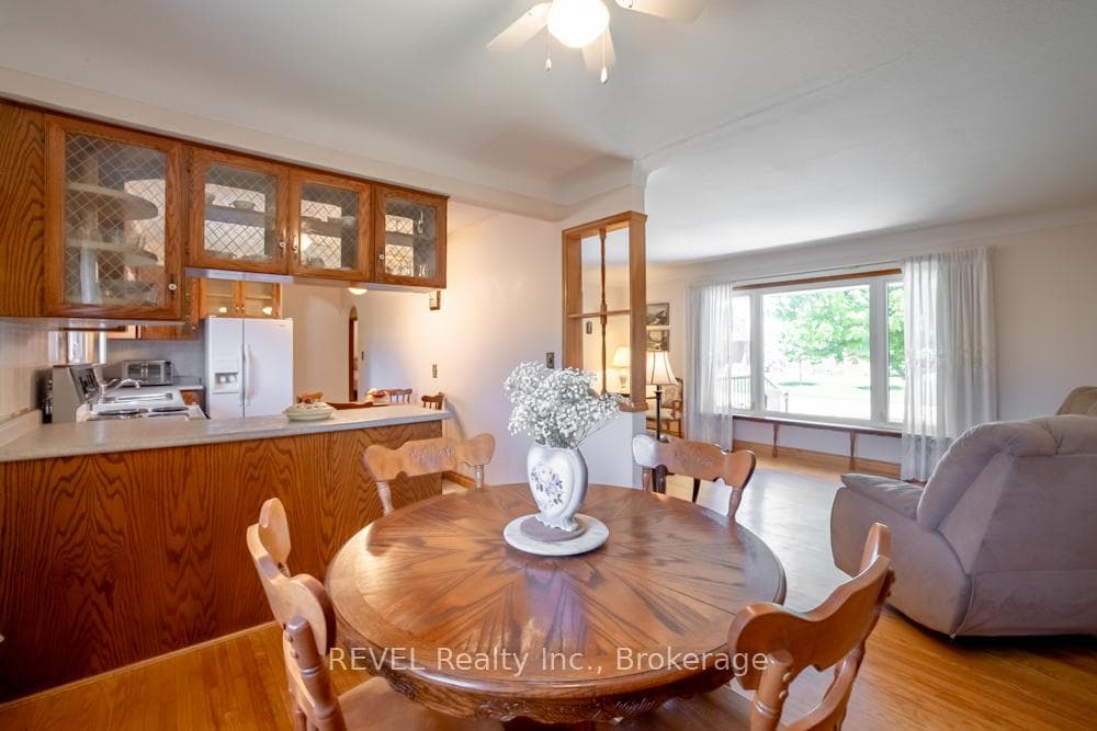Great open connection for entertaining.