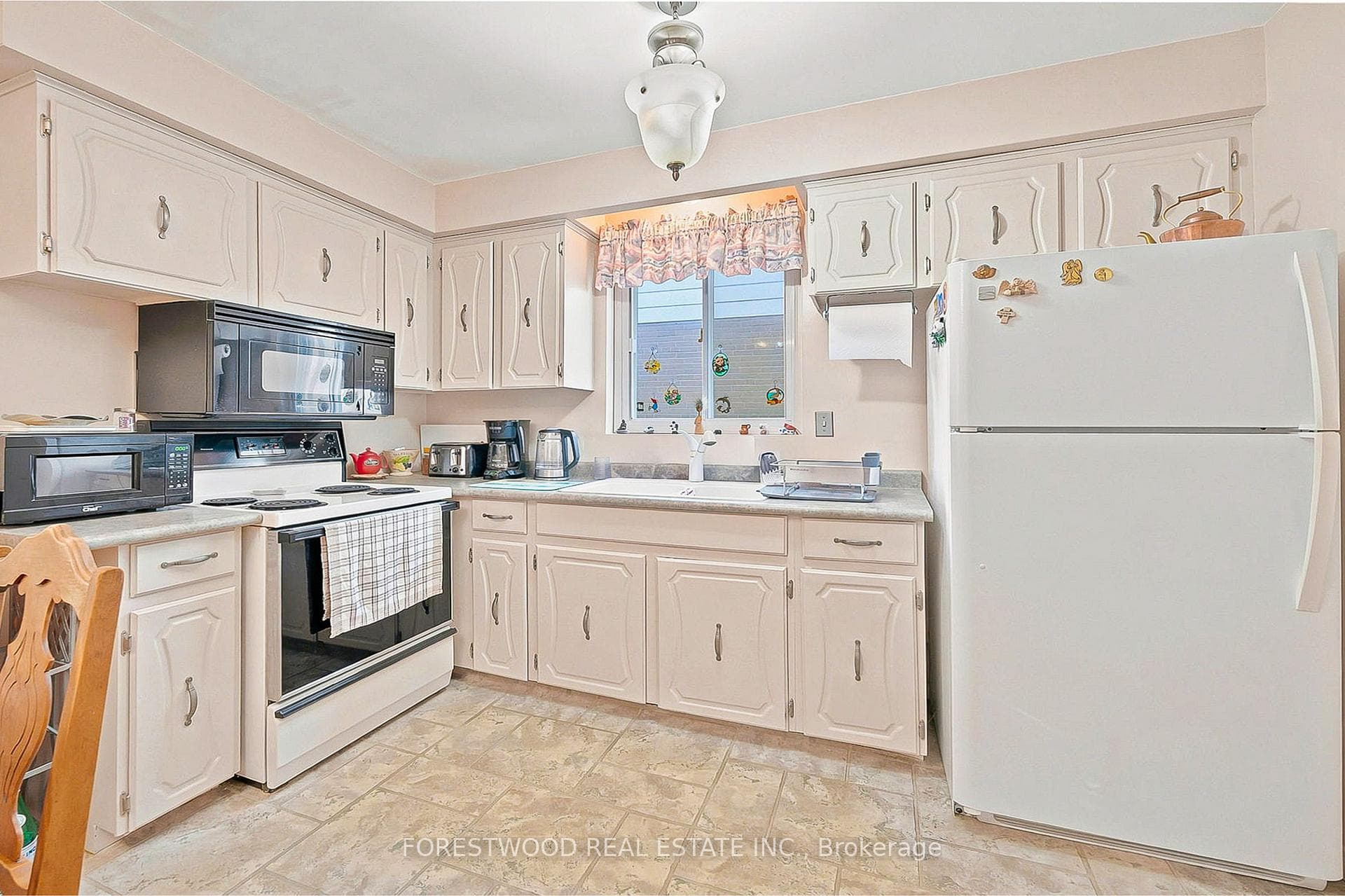 523 Hyacinthe Boulevard photo 11
