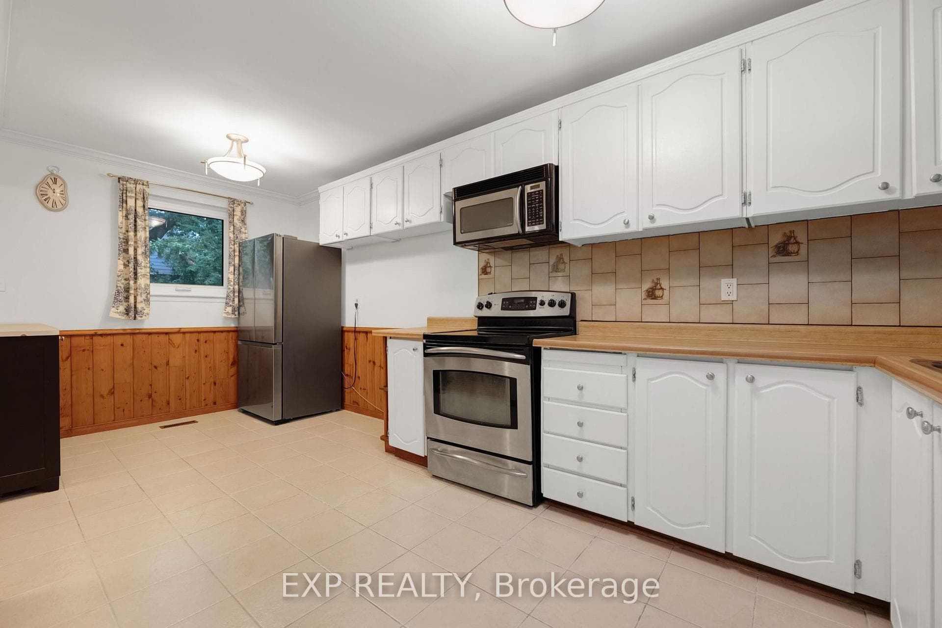 639 Irwin Crescent photo 7