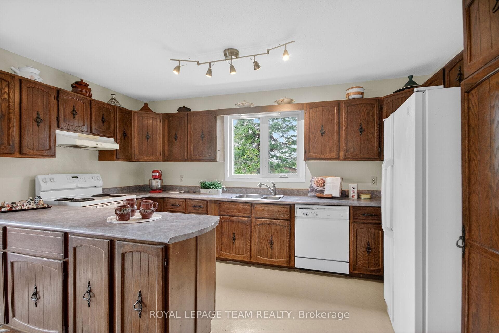 136 James Cummings Avenue photo 16
