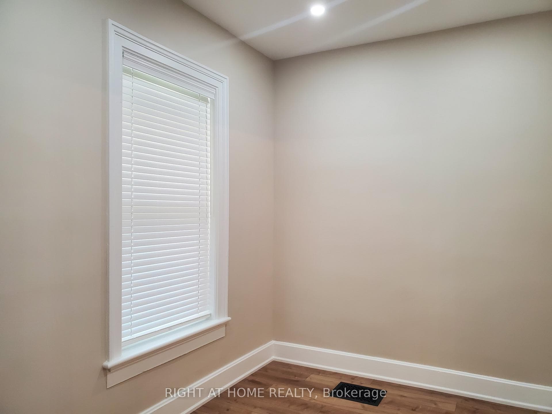 10058 Yonge Street photo 11