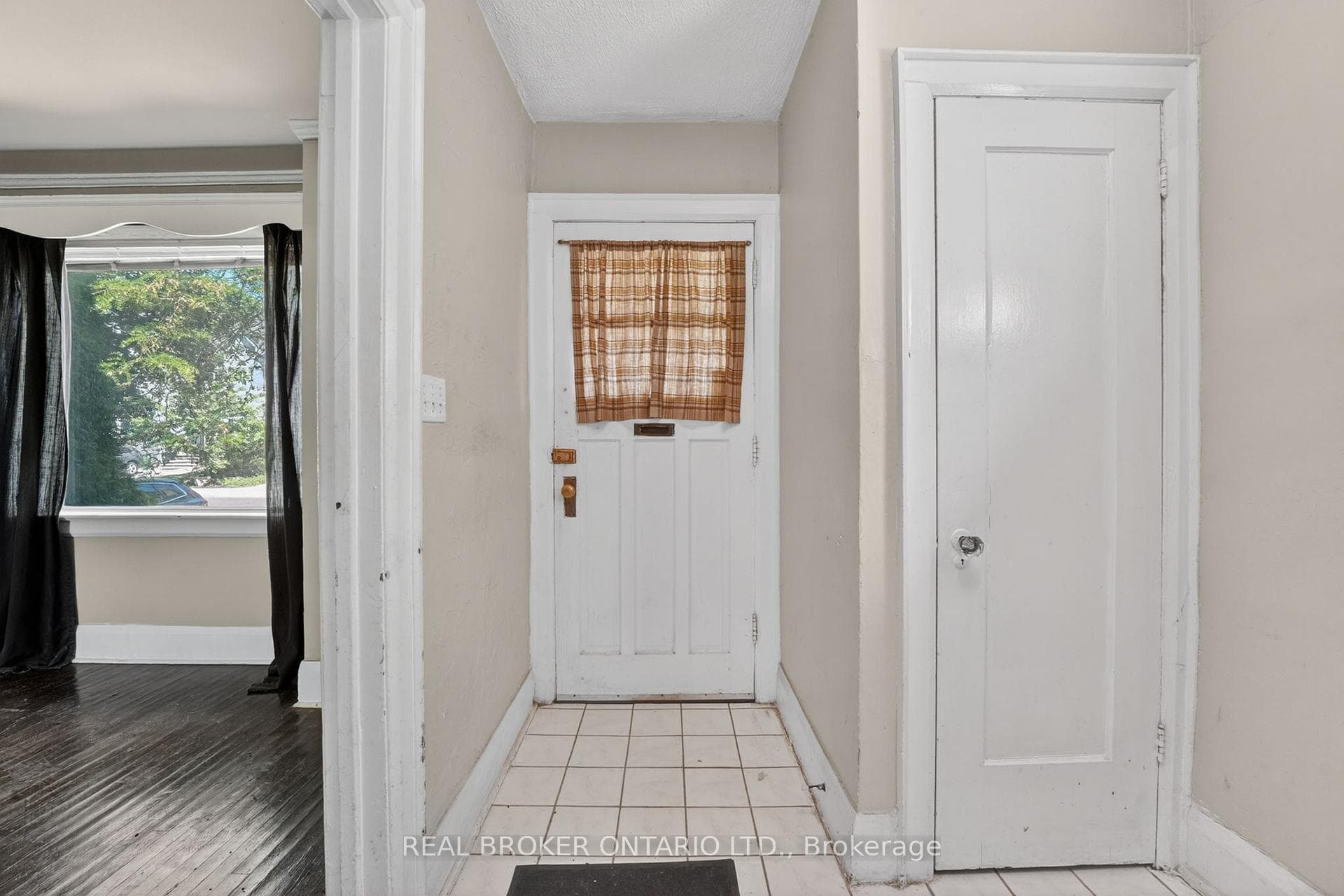 271 Manor Road photo 4