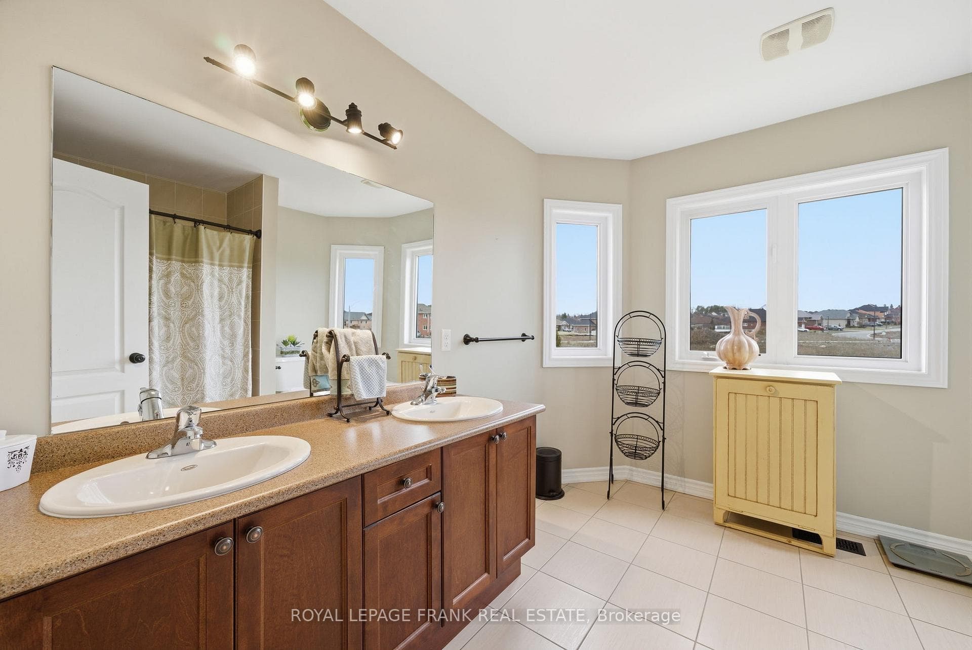 Upper Bathroom- 5 Piece