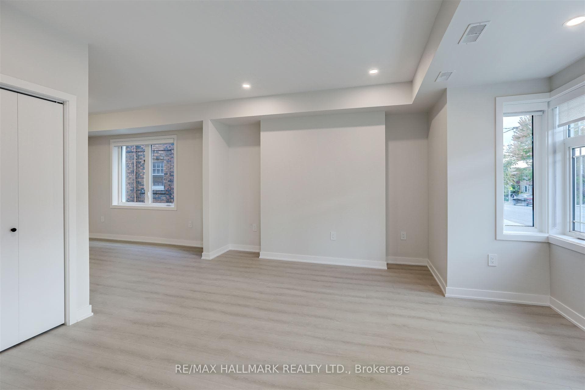 979 Avenue Road Unit Main photo 28